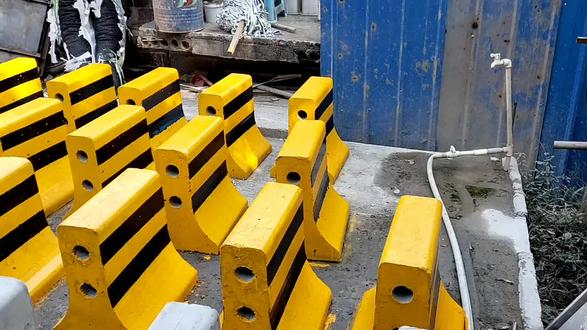 湖北黄冈，弘勇，水泥防撞墩，水泥隔离墩，石墩，交通设施。